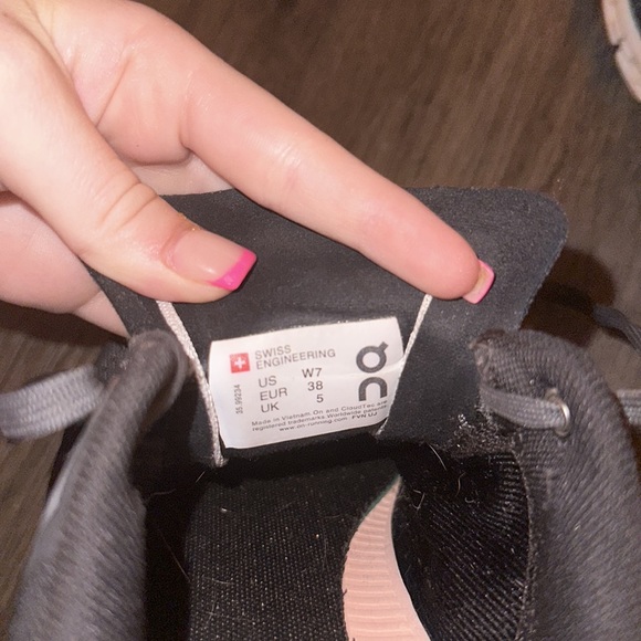 on clouds size 7 barely worn - Picture 3 of 3